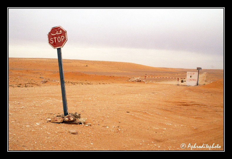 121 Un poste de controle militaire perdu dans le desert